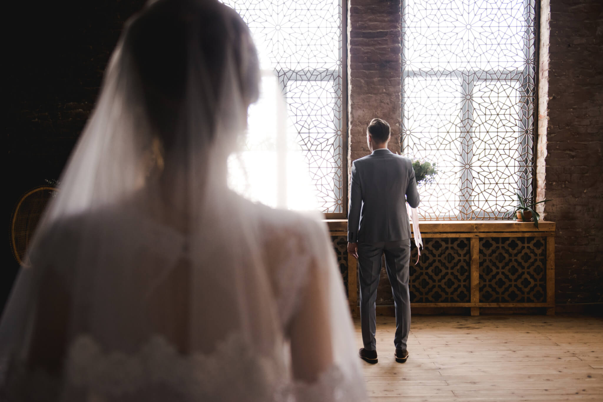 The Pros & Cons of a First Look vs. Meeting at the Altar